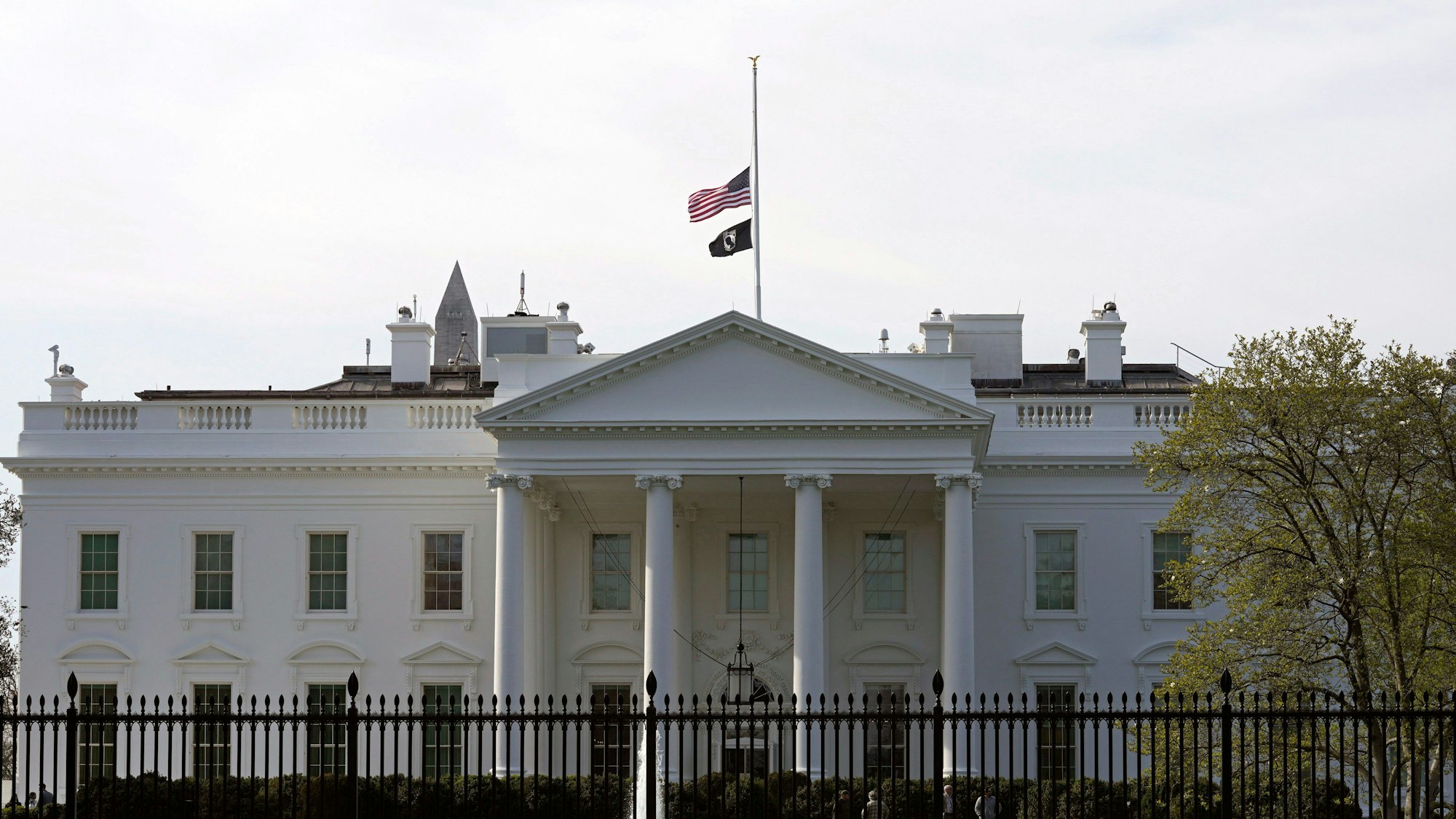 28.03.2023, USA, Washington: Die US-Flagge am Weißen Haus hängt auf Halbmast.