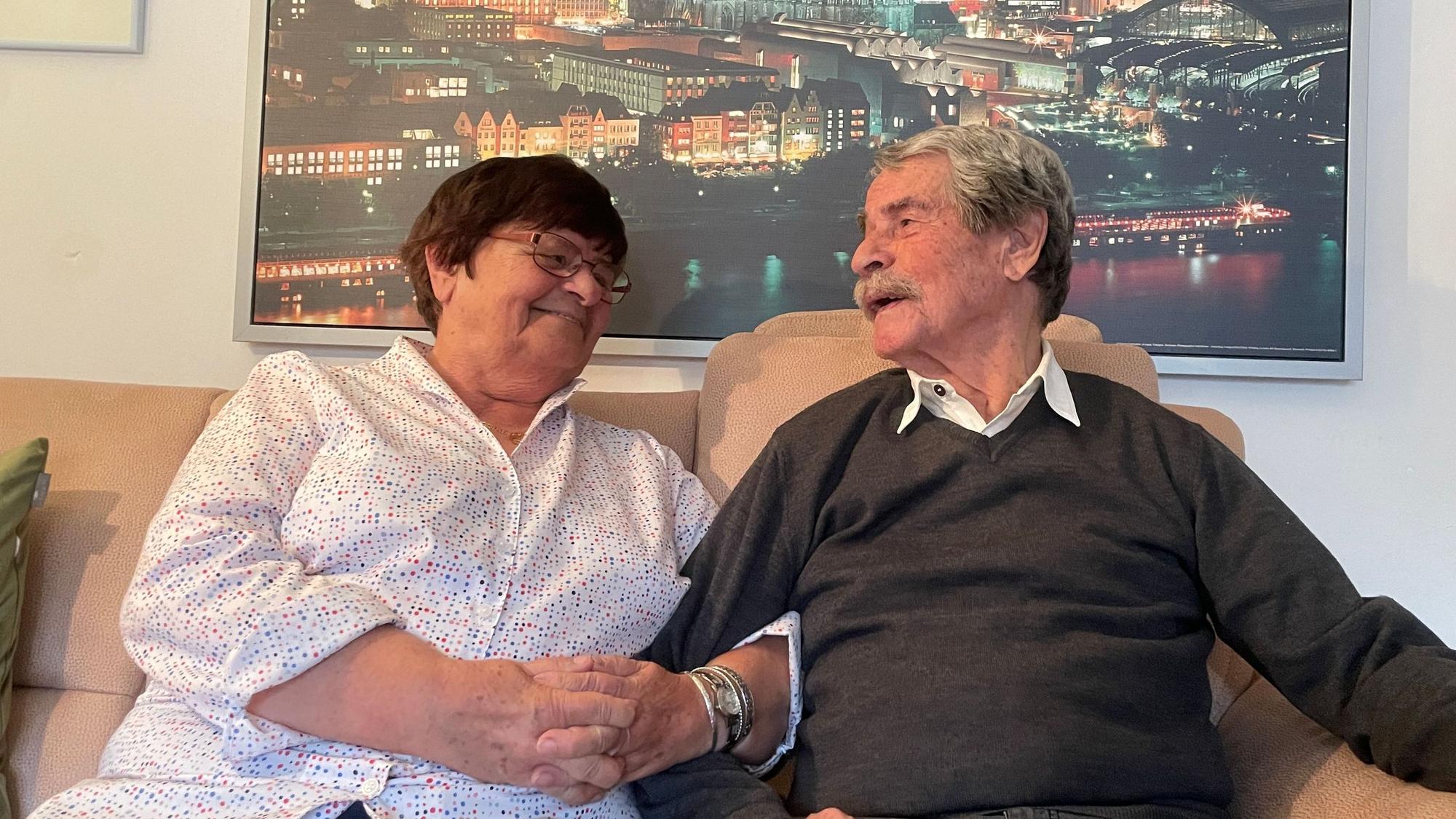 Gerda-Marie und Klaus Schmid in ihrem Zuhause in Schlebusch.