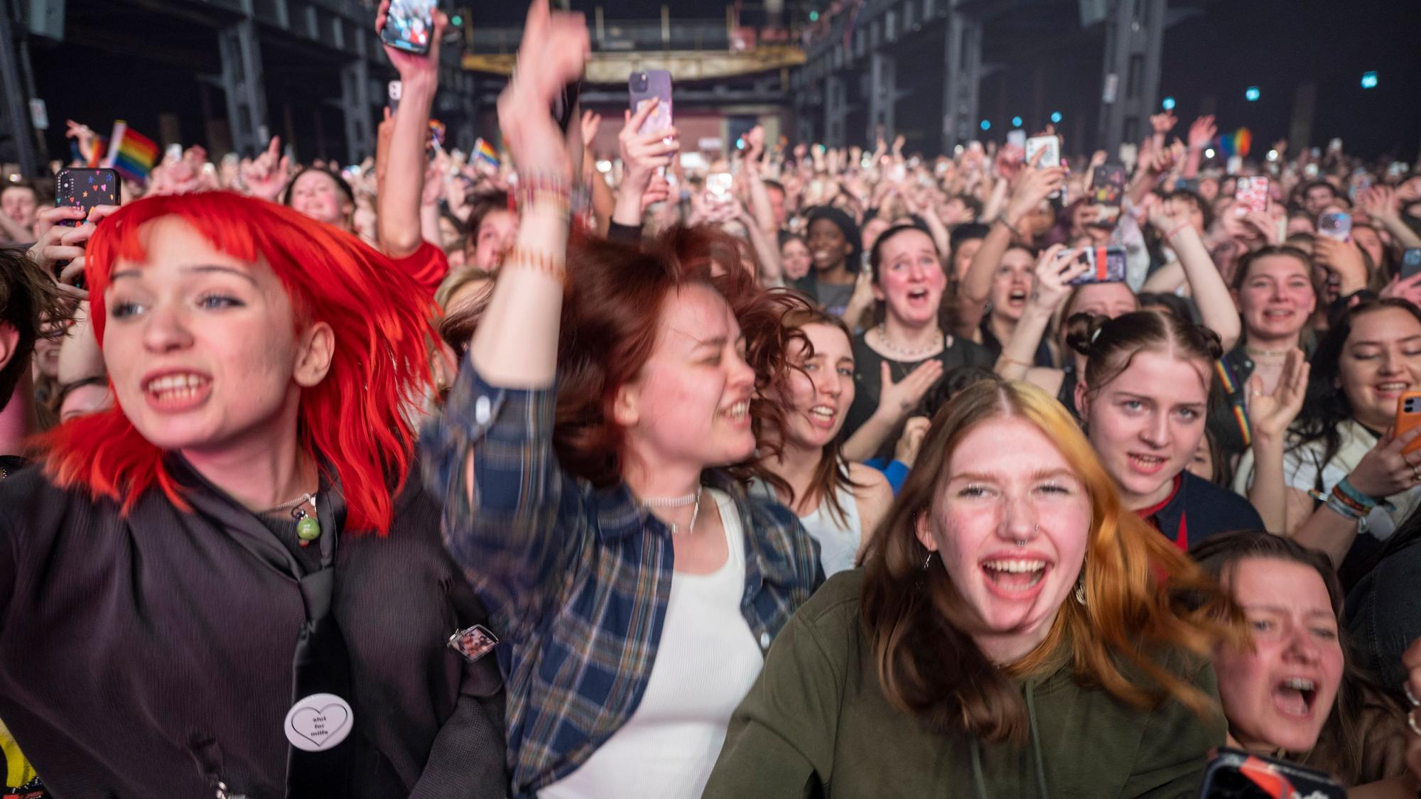 Anblick des tanzenden, springenden, singenden Publikums im Palladium während des Girl in Red Konzerts.