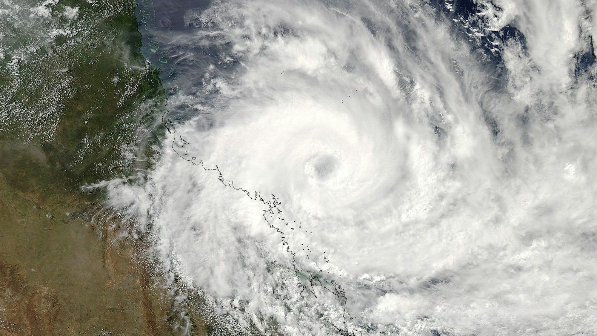 Ein Satellitenbild der NASA zeigt den Wirbelsturm Debbie am 27.03.2017 über der Küste des australischen Bundesstaates Queenland. Mit Windgeschwindigkeiten von bis zu 260 Stundenkilometern hatte der Wirbelsturm Debbie die australische Nordostküste erreicht.