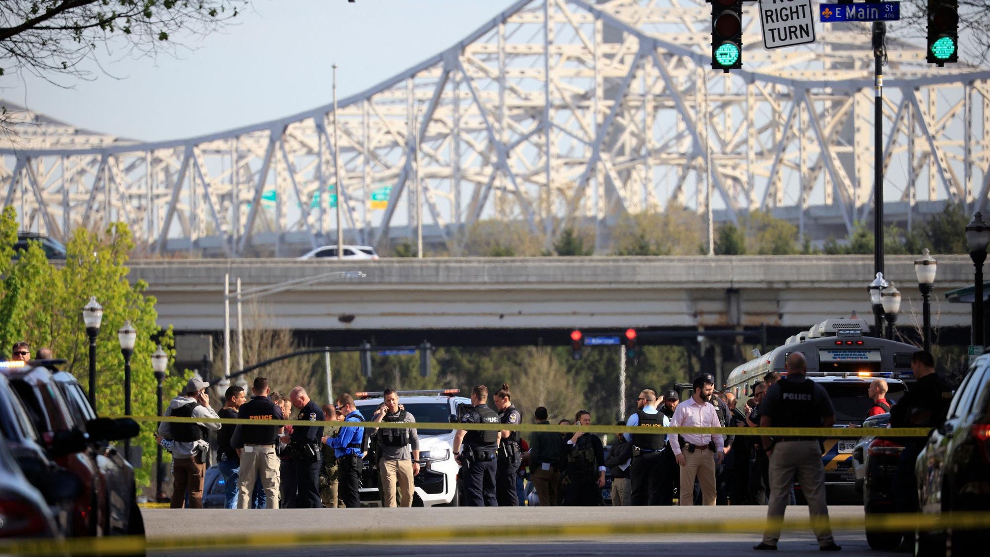 Polizisten sichern den Tatort in Louisville im US-Bundestaat Kentucky.