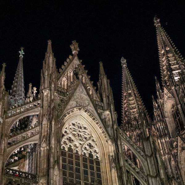 09.04.2023, Köln: Der Kölner Dom leuchtet am Abend mit neuen LED-Strahlern und neuem Beleuchtungskonzept. Foto: Uwe Weiser