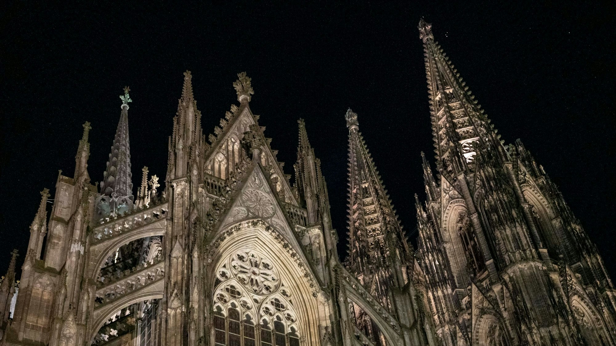 09.04.2023, Köln: Der Kölner Dom leuchtet am Abend mit neuen LED-Strahlern und neuem Beleuchtungskonzept. Foto: Uwe Weiser
