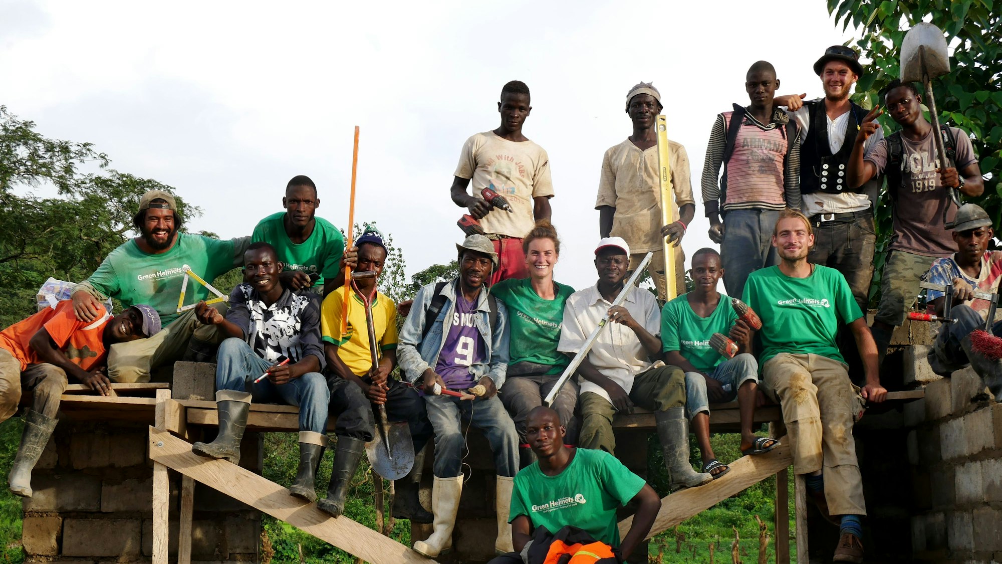 Ein Bauteam in Sierra Leone.