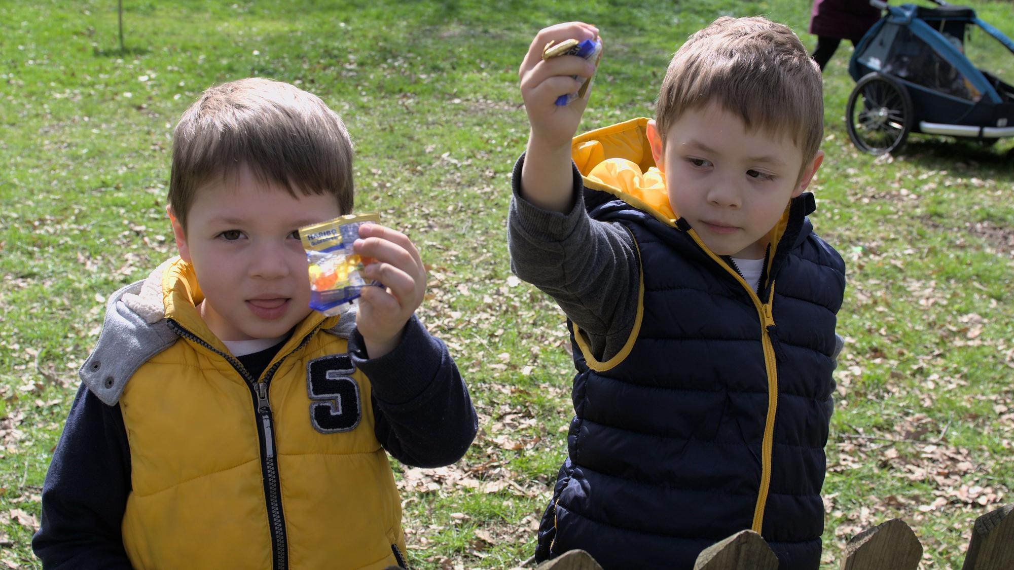 Loukas und Alexi mit den erbeuteten Süßigkeiten beim Ostermarkt auf Burg Satzvey.