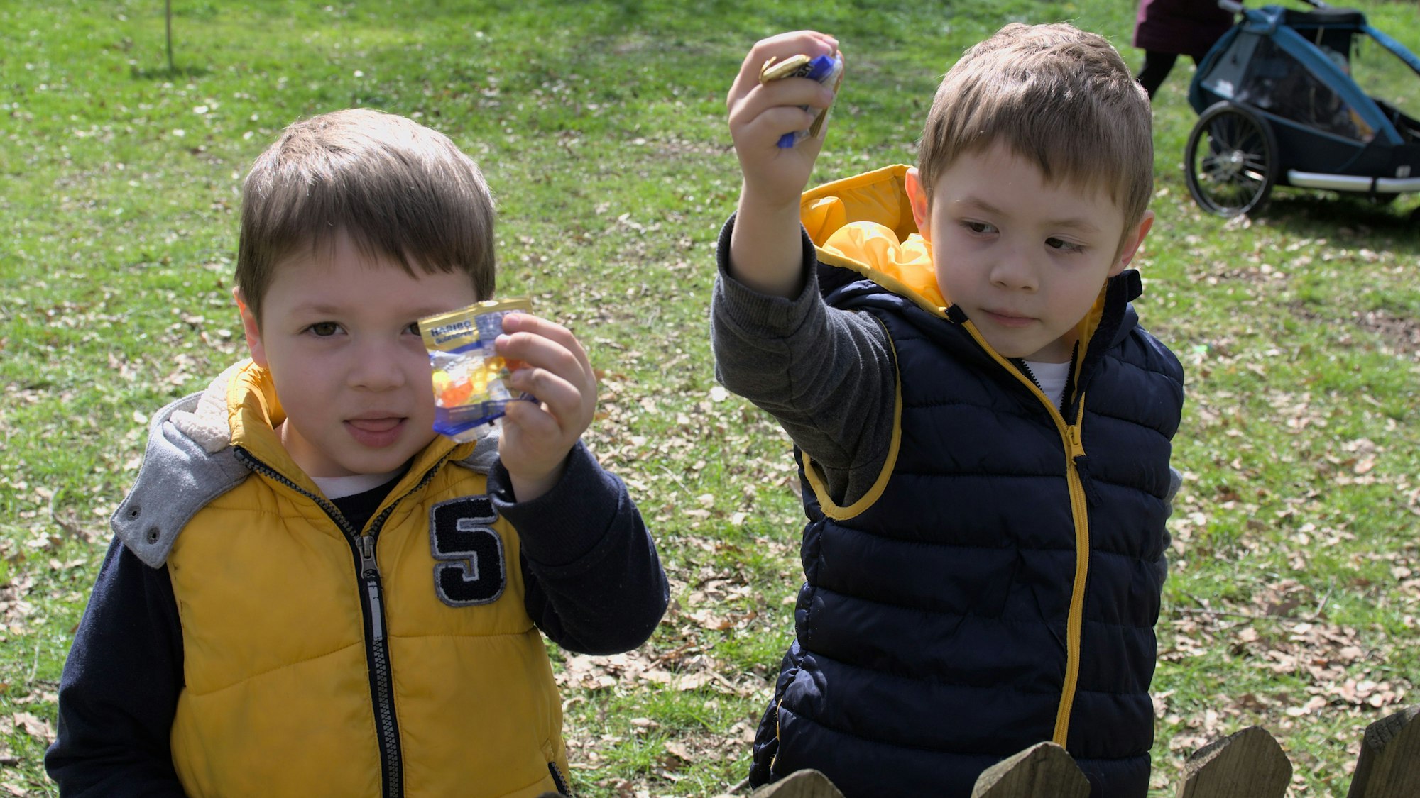 Loukas und Alexi mit den erbeuteten Süßigkeiten beim Ostermarkt auf Burg Satzvey.