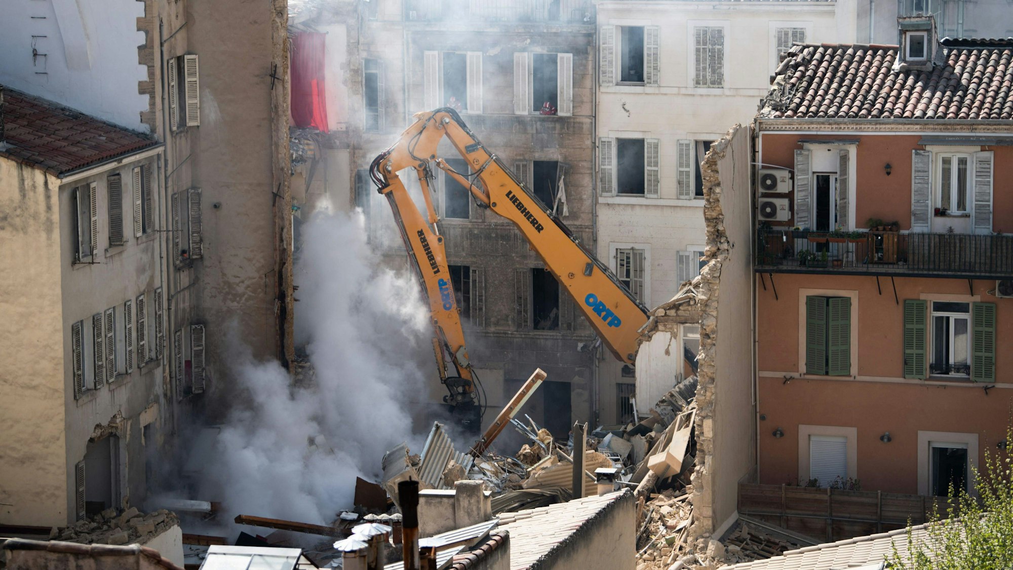 dpatopbilder - 09.04.2023, Frankreich, Marseille: Ein Kran bewegt Schutt eines eingestürzten Gebäudes in der Innenstadt von Marseille.