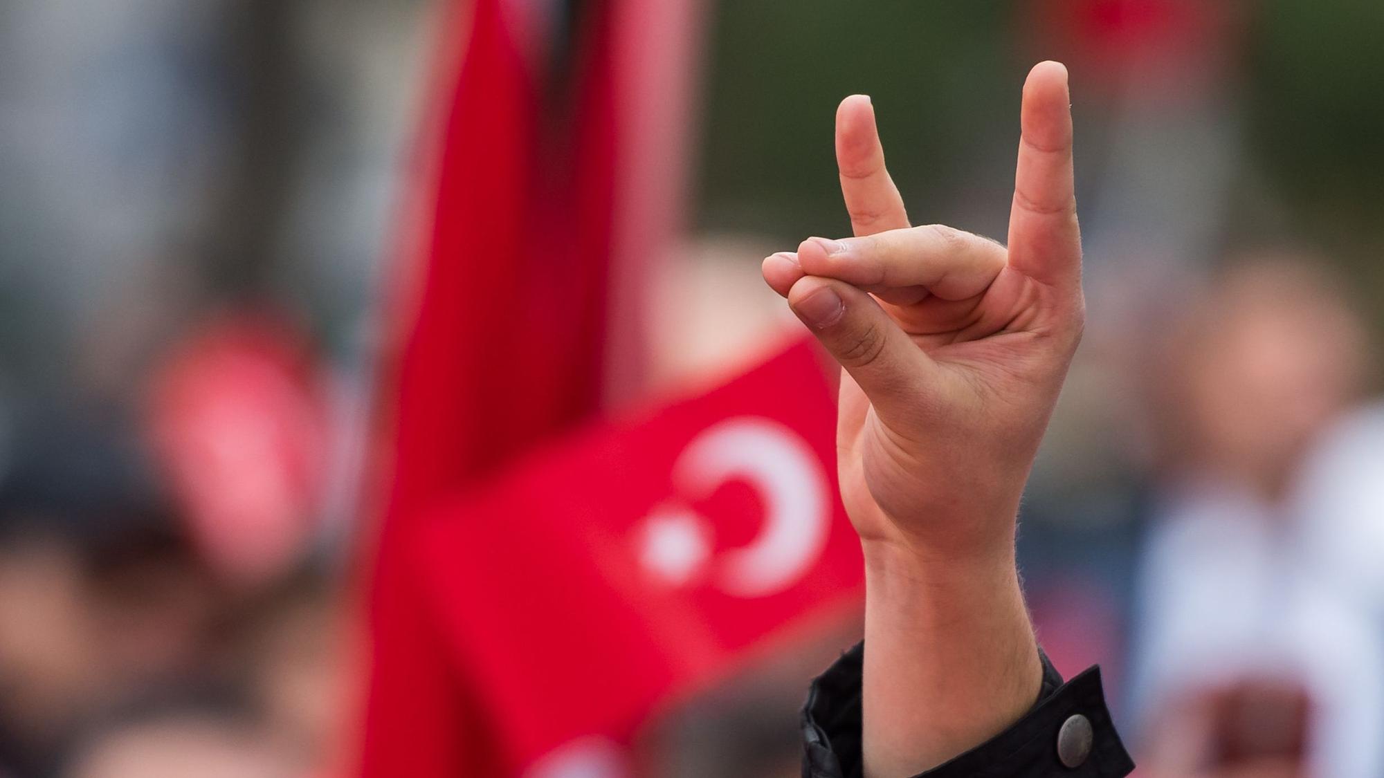 Eine Hand zeigt den "Wolfsgruß" der Grauen Wölfe während einer Pro-Türkischen Demonstration. Graue Wölfe ist die Bezeichnung für die ultranationalistische Bewegung aus der Türkei. (zu dpa "Türkische Rechtsextremisten geraten in Europa zunehmend unter Druck") +++ dpa-Bildfunk +++