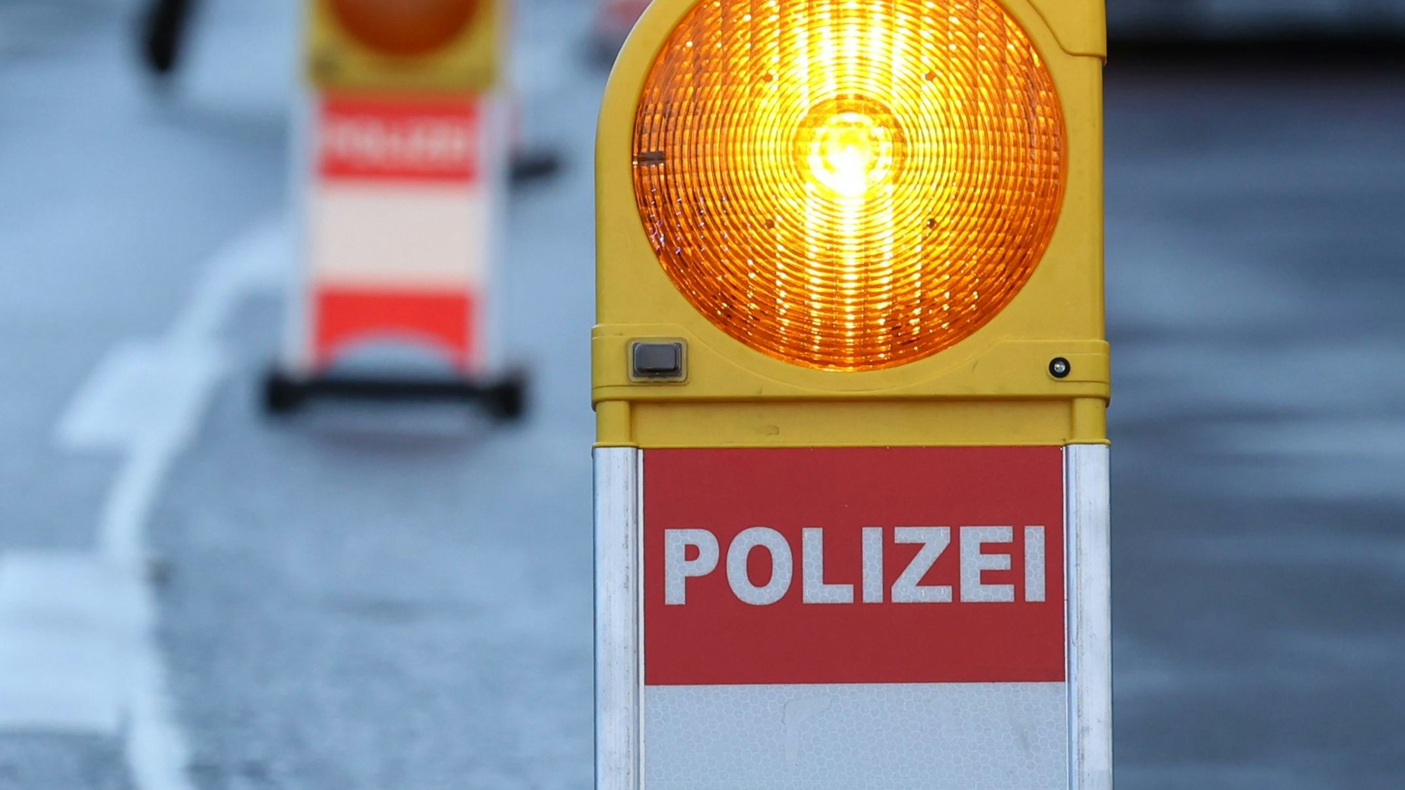 Zu sehen ist eine Polizei-Warnbake auf der Aachener Straße in Köln.
