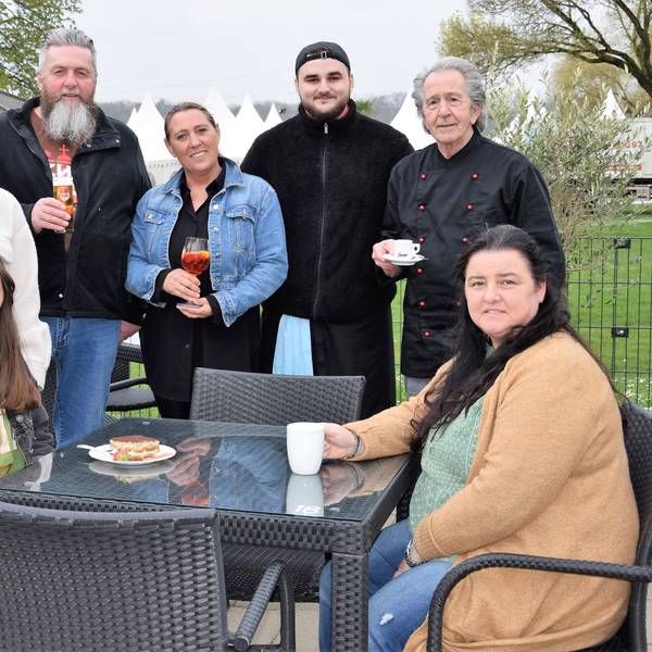 Monika Schlösser (Mitte hinten) und ihr Team.