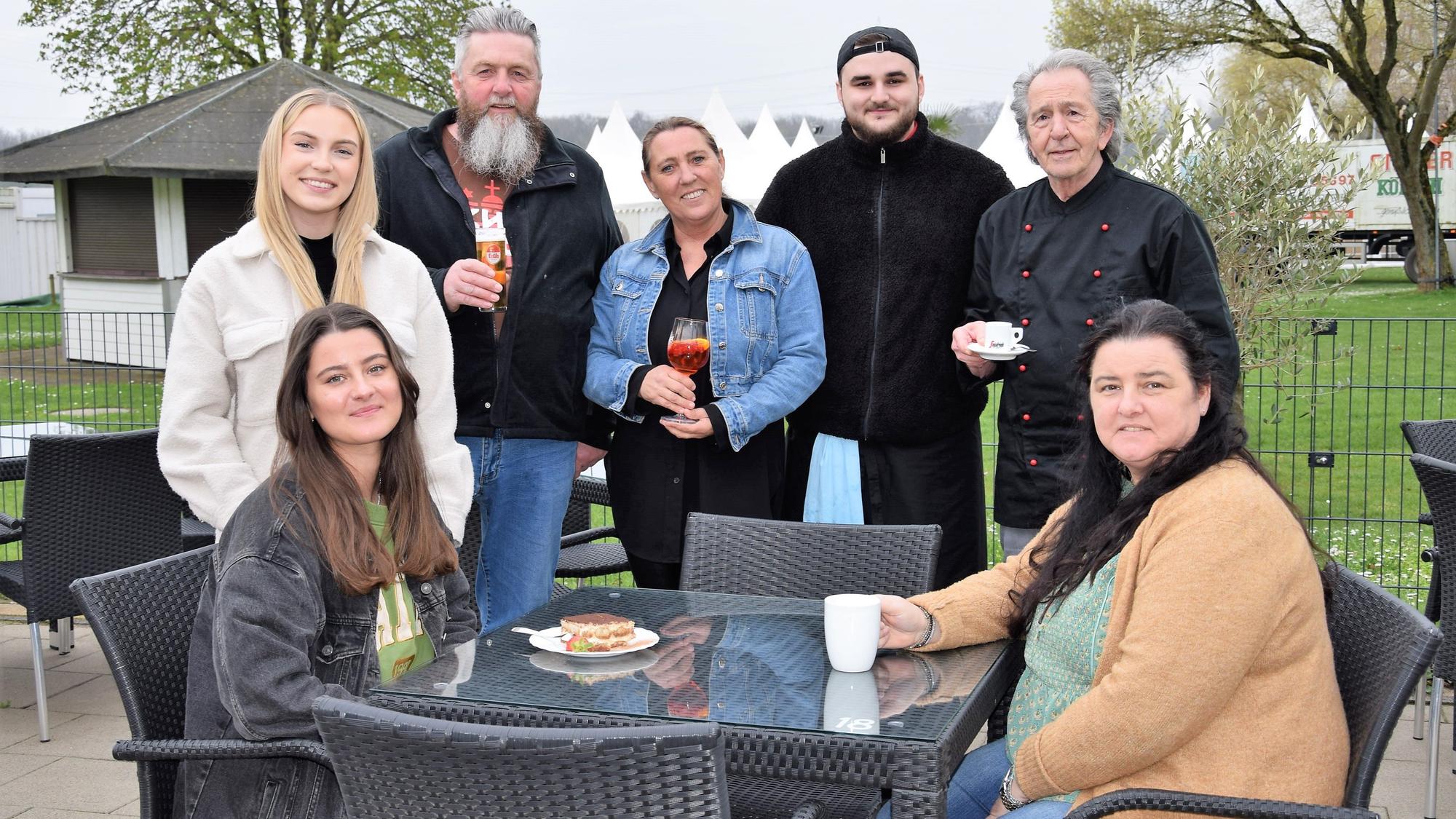 Monika Schlösser (Mitte hinten) und ihr Team.