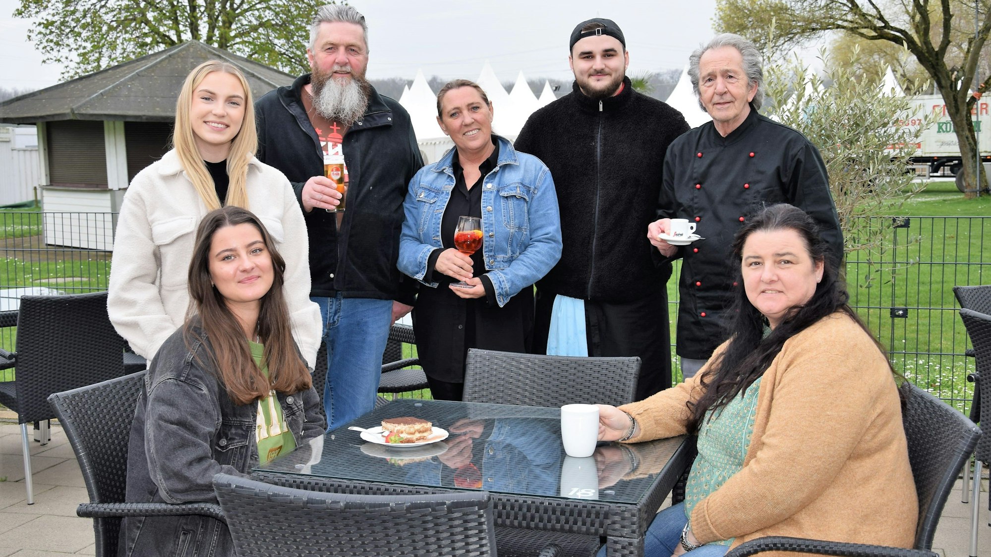 Monika Schlösser (Mitte hinten) und ihr Team.