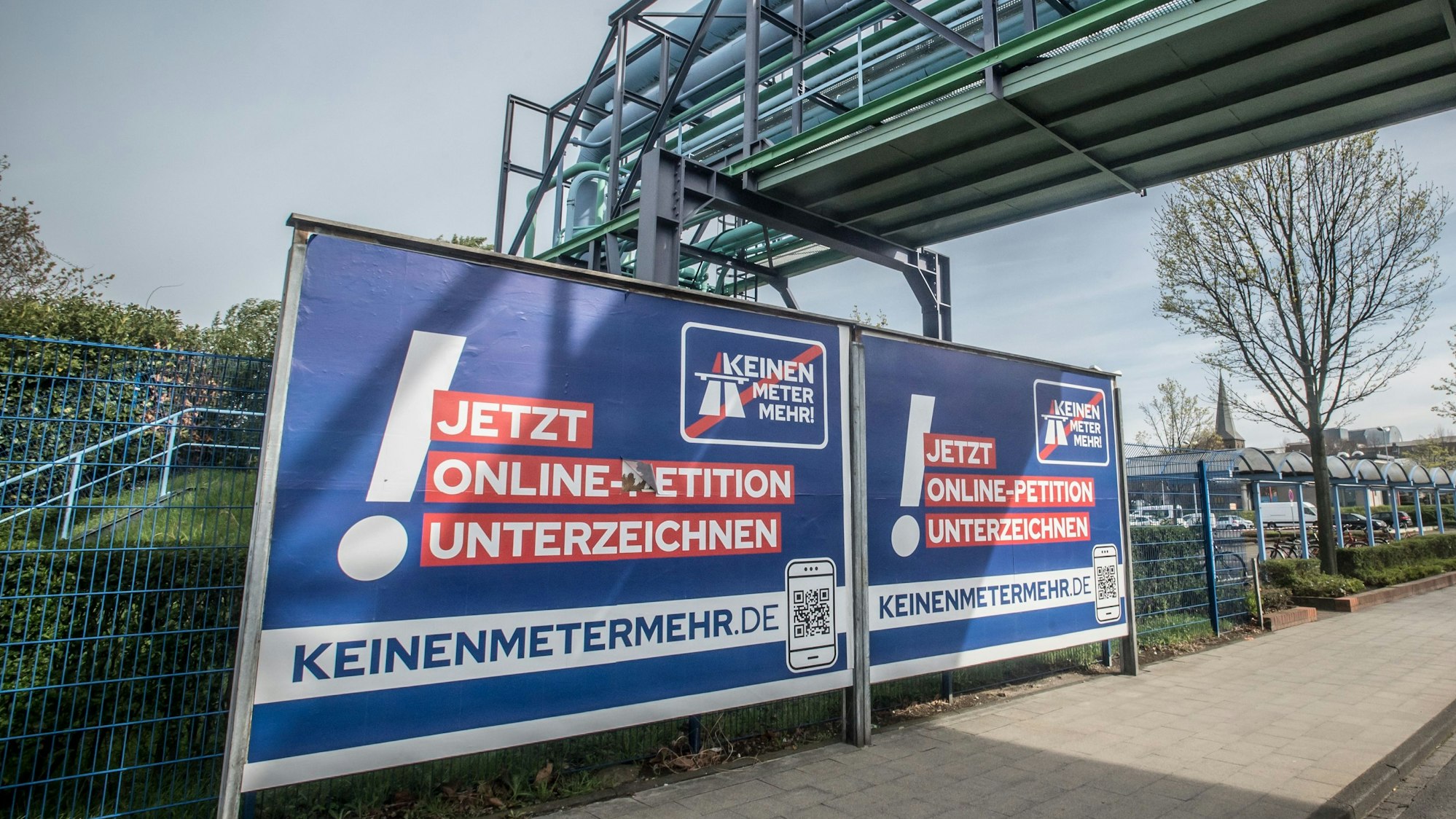 Autobahn-Protest, A1, A3,Plakate Keinen Meter mehr!. Foto: Ralf Krieger