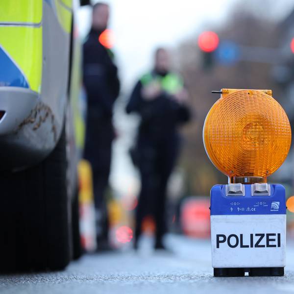 Zu sehen ist eine Polizei-Warnbake auf der Aachener Straße in Köln.