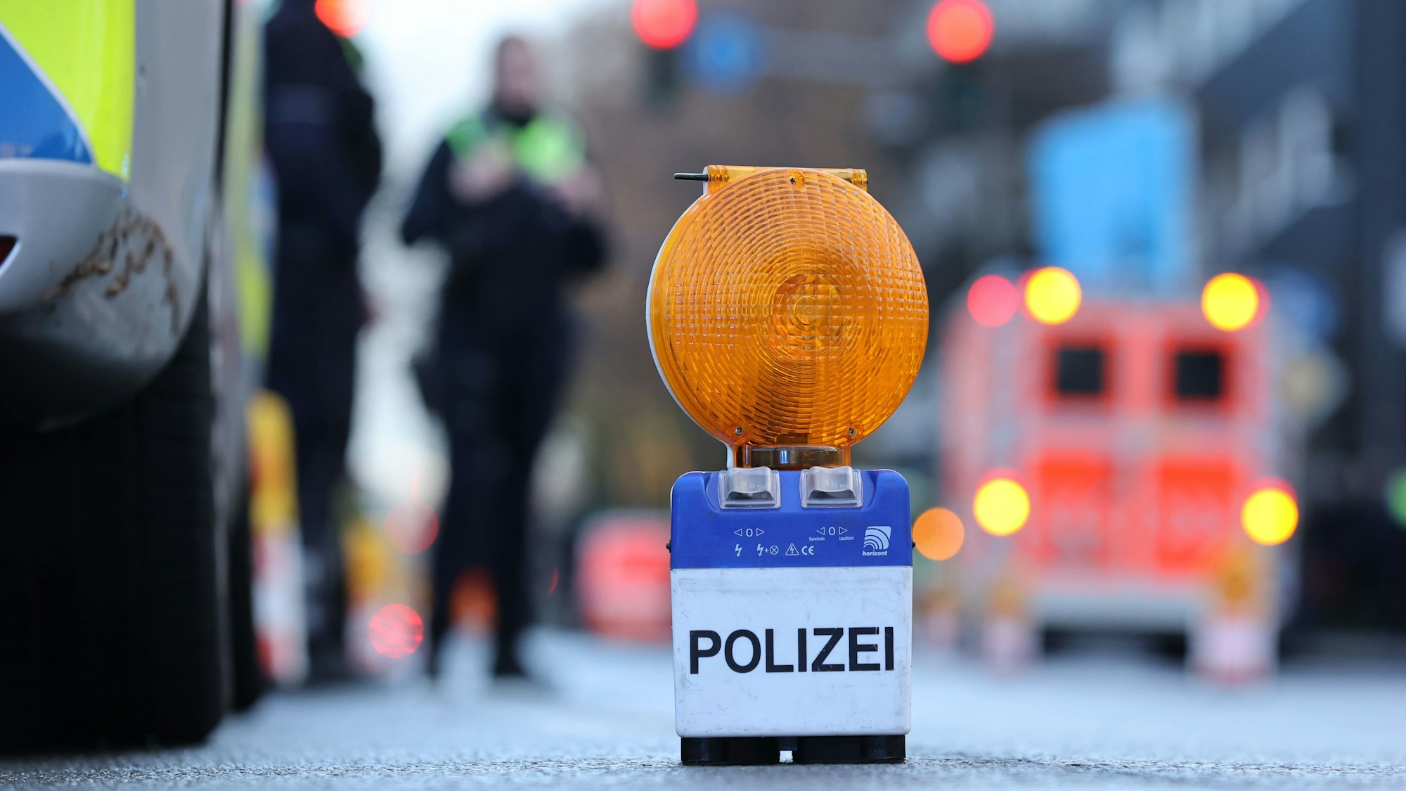 Ein Mercedes wurde nach einem Zusammenprall auf die Gegenfahrbahn geschleudert. (Symbolbild)