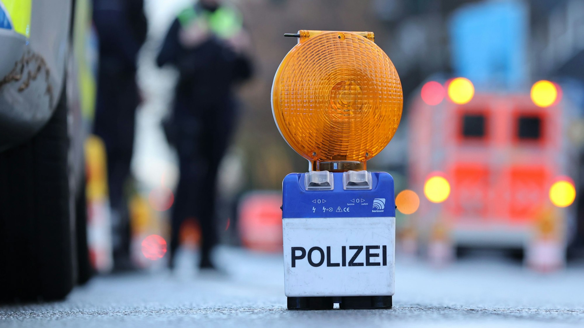 Zu sehen ist eine Polizei-Warnbake auf der Aachener Straße in Köln.