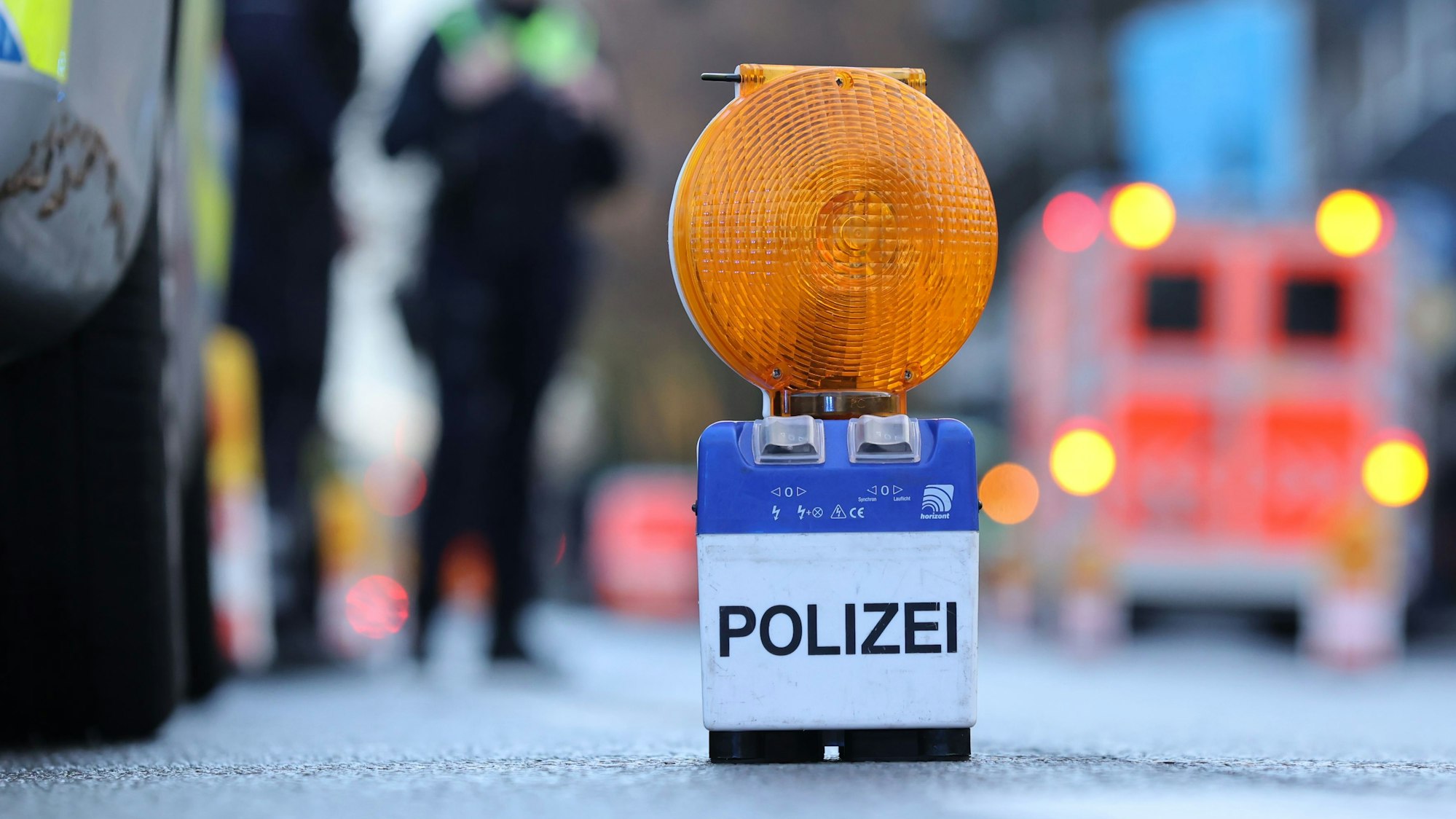 Eine Polizei-Warnbake auf der Aachener Straße in Köln