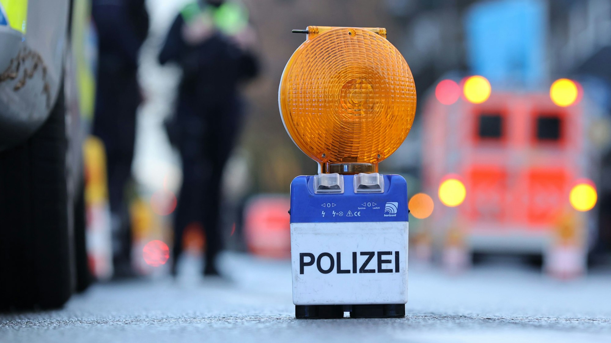 Zu sehen ist eine Polizei-Warnbake auf der Aachener Straße in Köln.