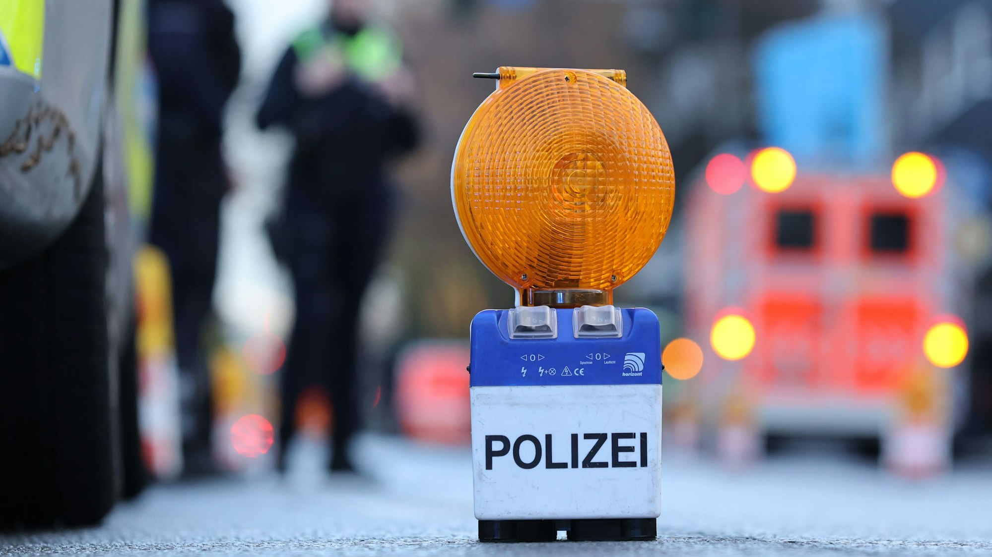 Zu sehen ist eine Polizei-Warnbake auf der Aachener Straße in Köln.