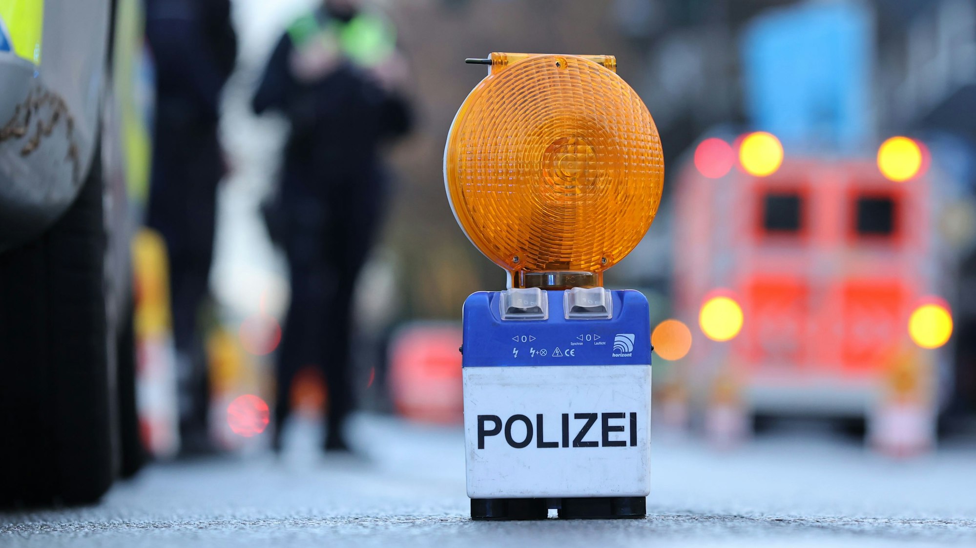 Zu sehen ist eine Polizei-Warnbake auf der Aachener Straße in Köln.