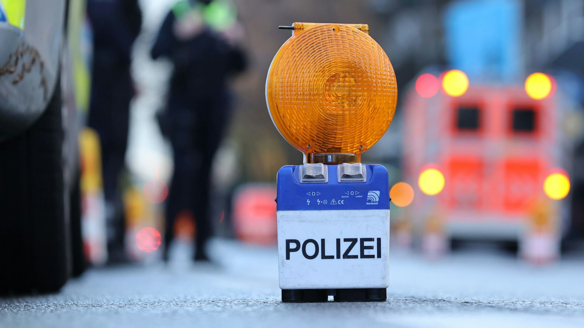 Zu sehen ist eine Polizei-Warnbake auf der Aachener Straße in Köln.