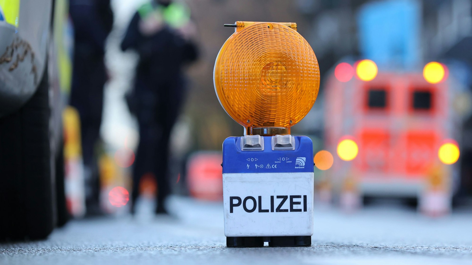 Zu sehen ist eine Polizei-Warnbake auf der Aachener Straße in Köln.