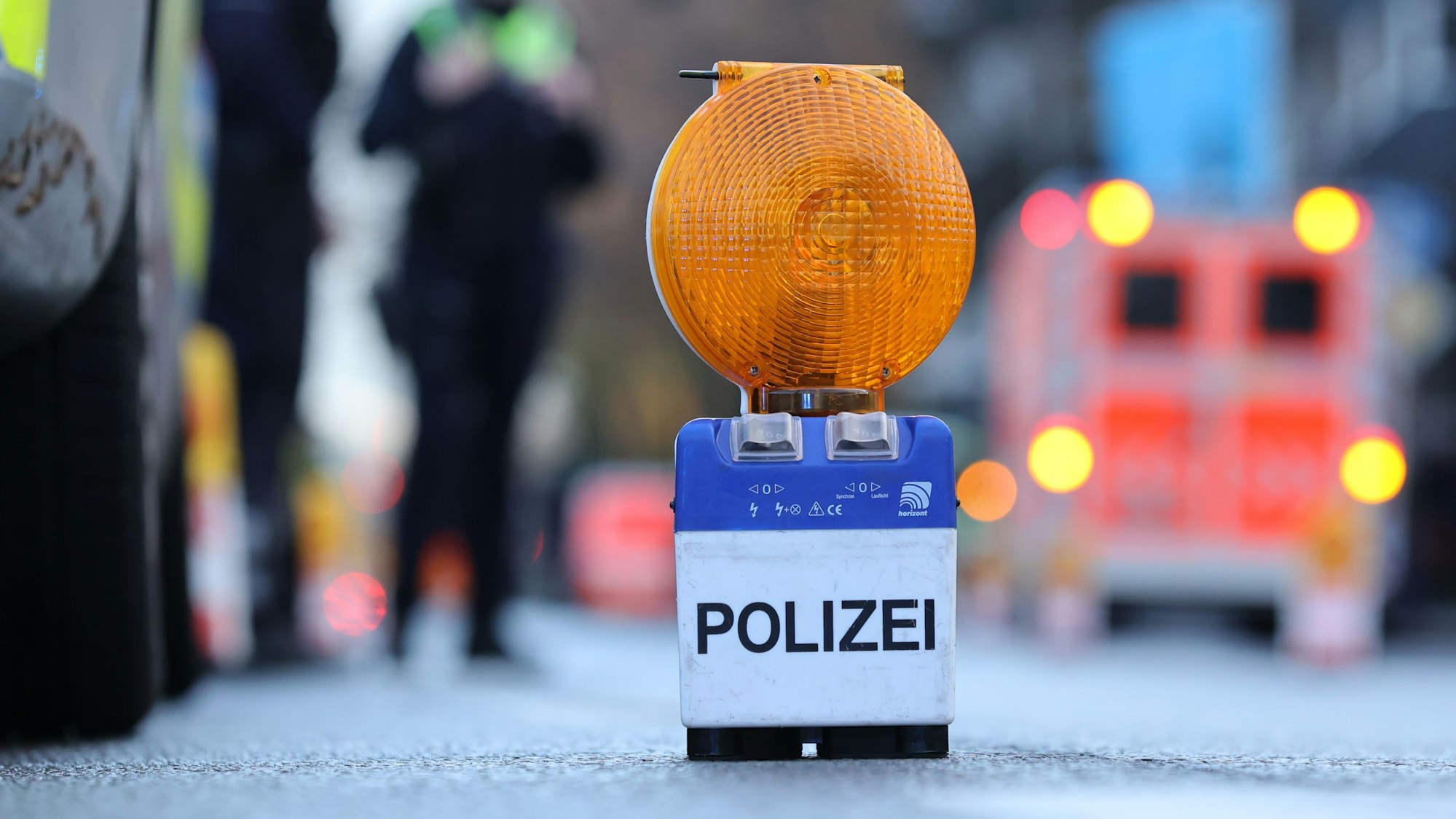 Zu sehen ist eine Polizei-Warnbake auf der Aachener Straße in Köln.