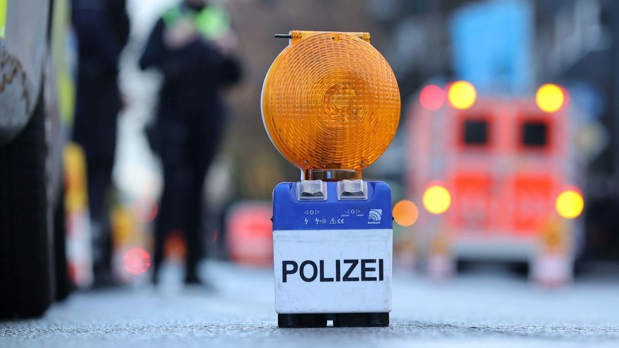 Zu sehen ist eine Polizei-Warnbake auf der Aachener Straße in Köln.