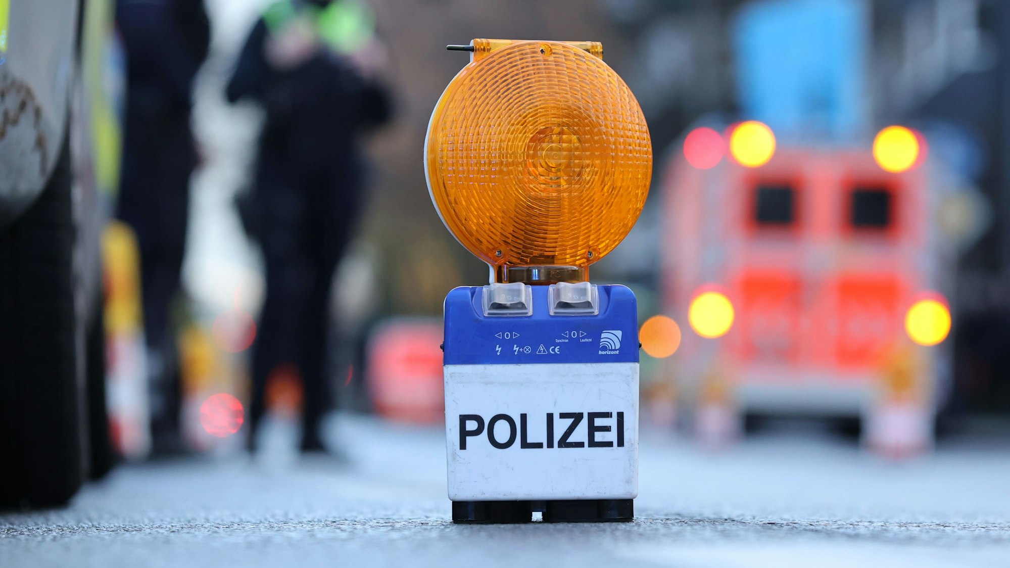 Zu sehen ist eine Polizei-Warnbake auf der Aachener Straße in Köln.