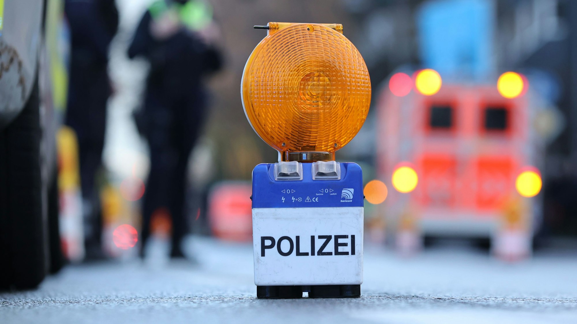 Zu sehen ist eine Polizei-Warnbake auf der Aachener Straße in Köln.
