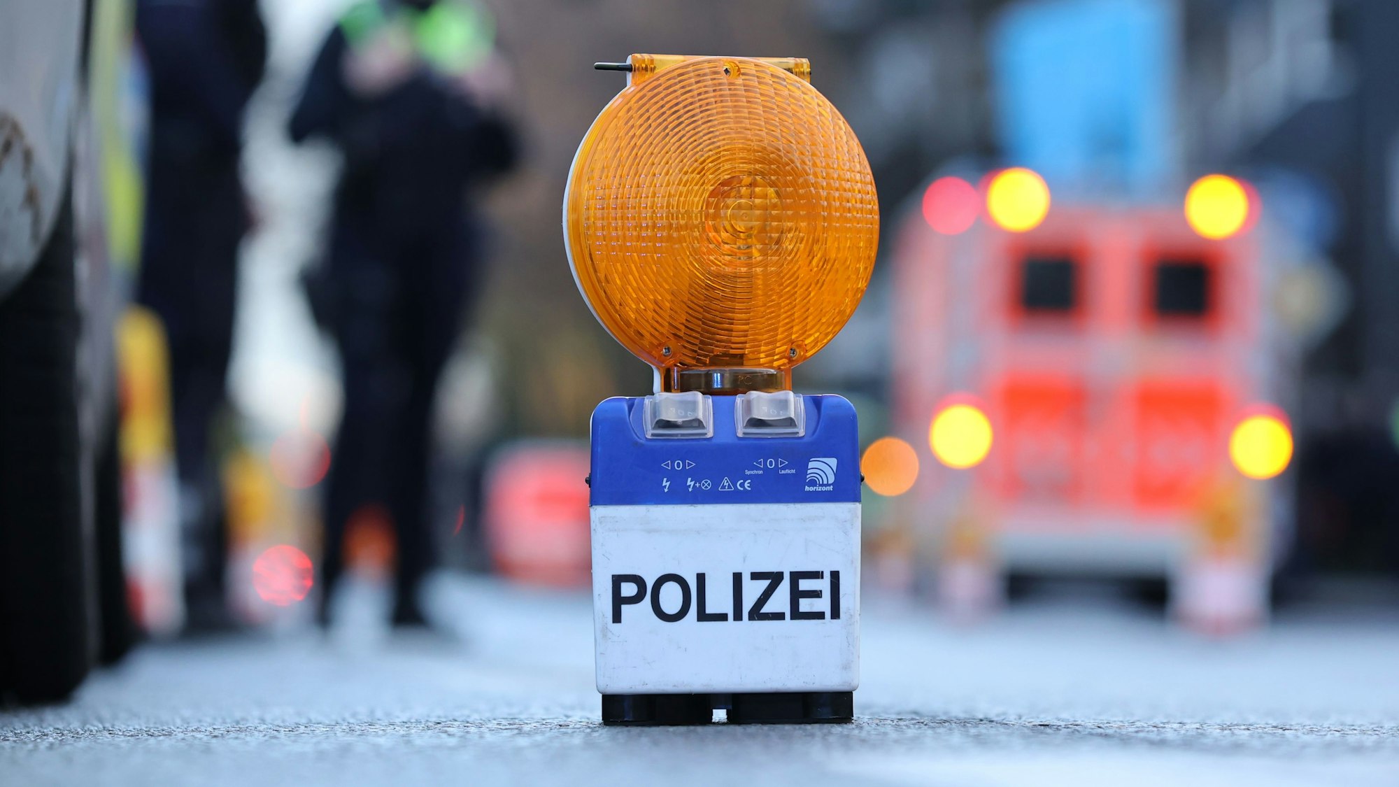Zu sehen ist eine Polizei-Warnbake auf der Aachener Straße in Köln.