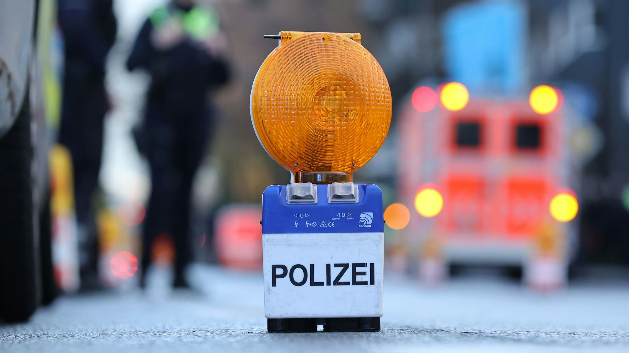 Zu sehen ist eine Polizei-Warnbake auf der Aachener Straße in Köln.