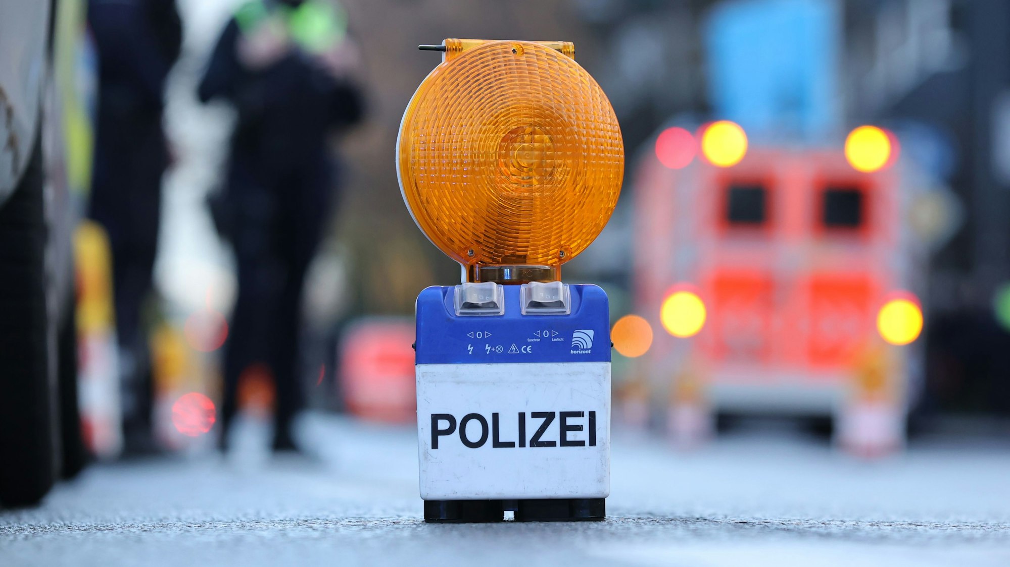 Zu sehen ist eine Polizei-Warnbake auf der Aachener Straße.