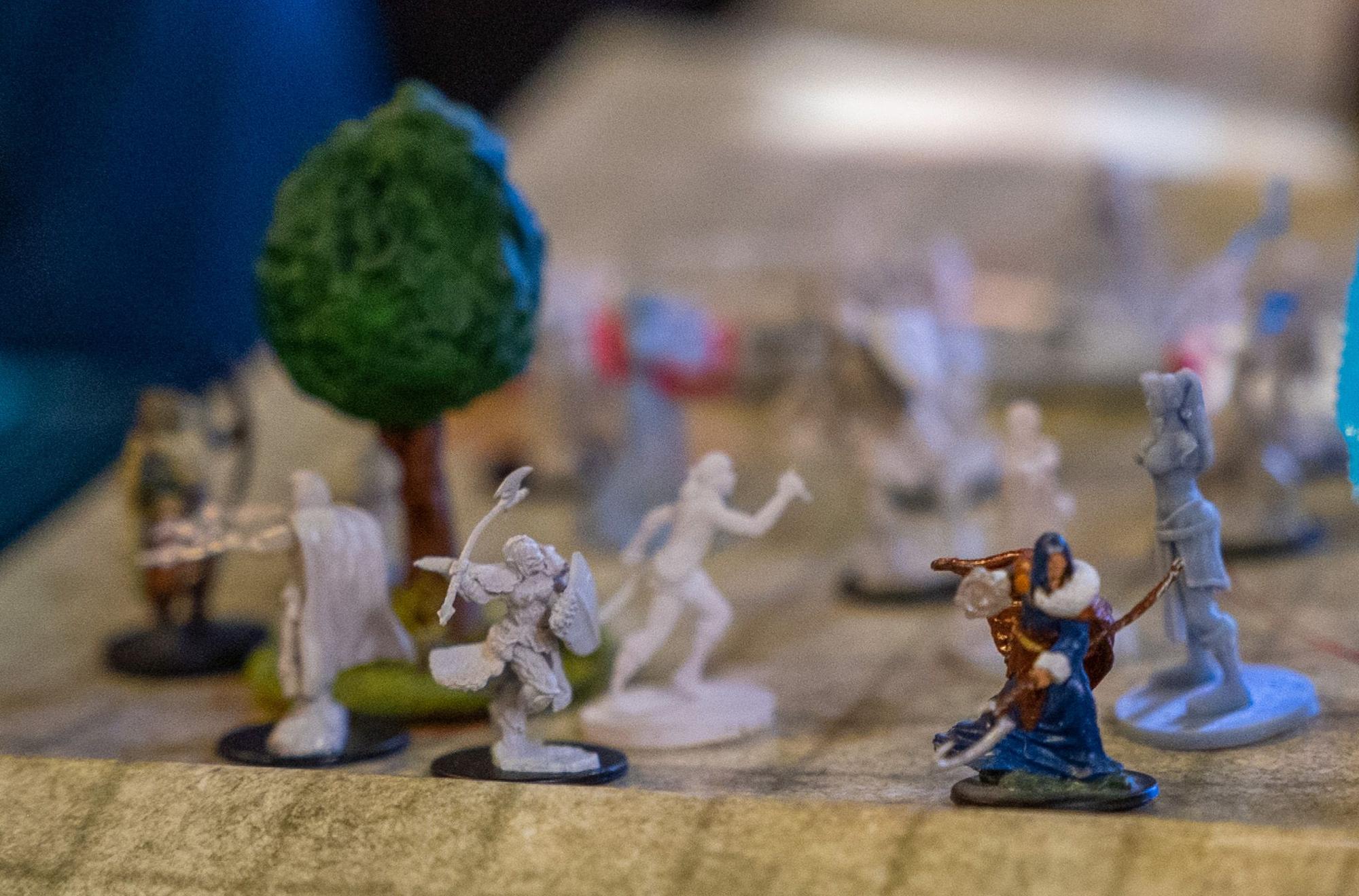 Mit den kleinen Figuren wird eine Schlacht im Spiel simuliert.