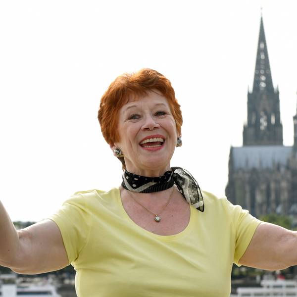 Lotti Krekel vorm Kölner Dom.