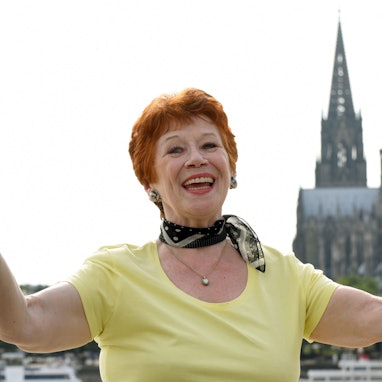 Lotti Krekel vorm Kölner Dom.