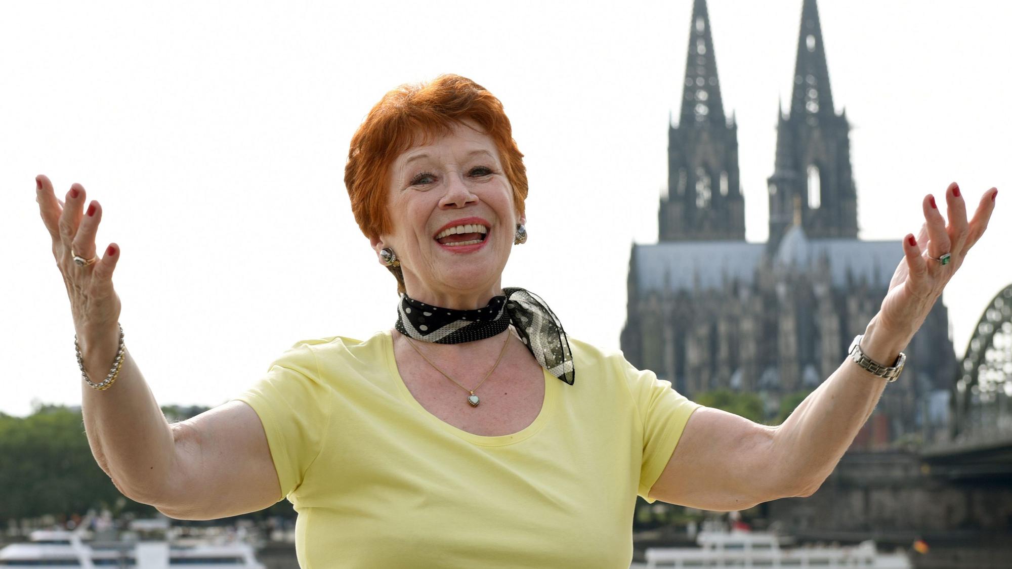 Lotti Krekel vorm Kölner Dom.