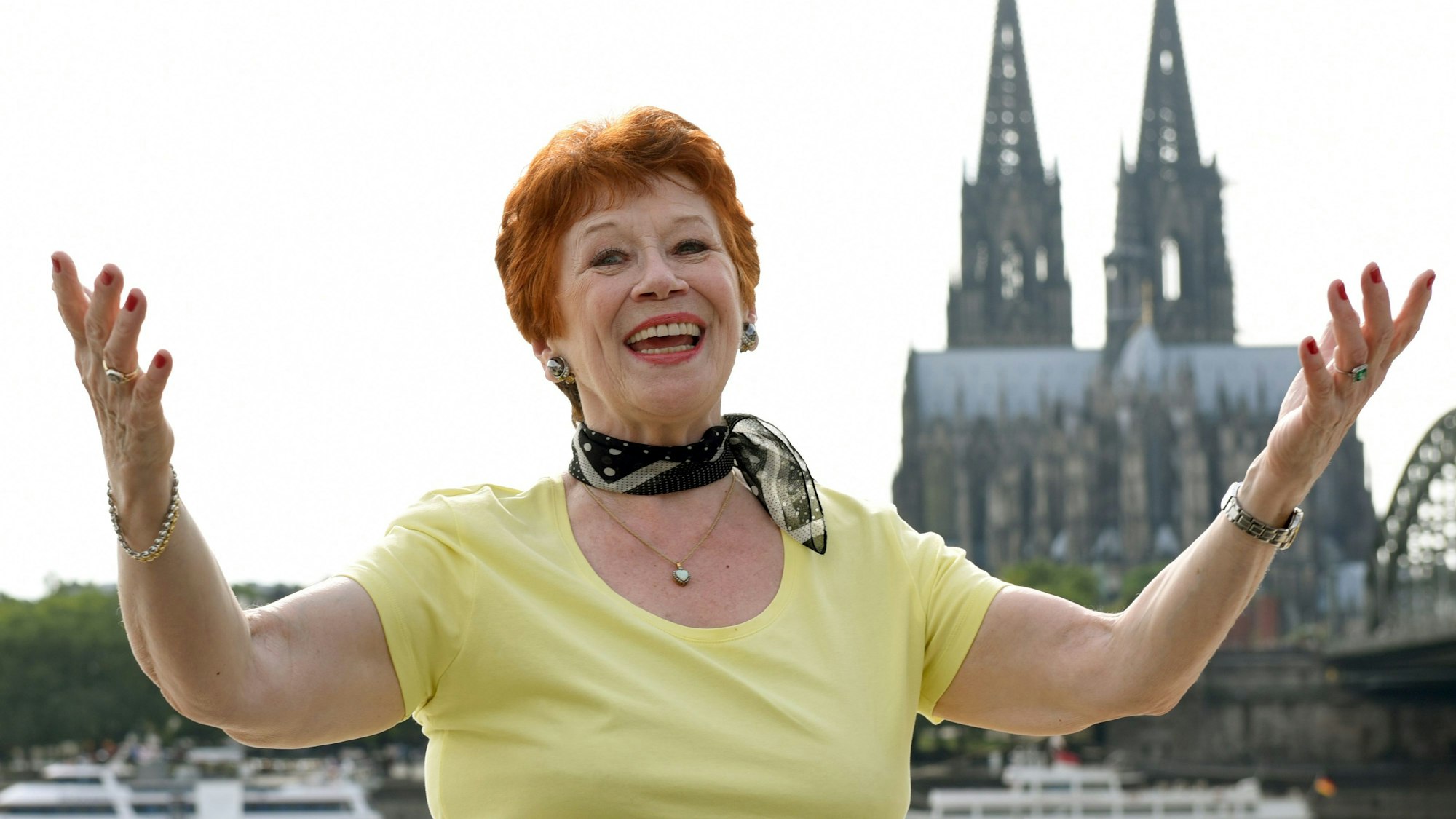 Lotti Krekel vorm Kölner Dom.