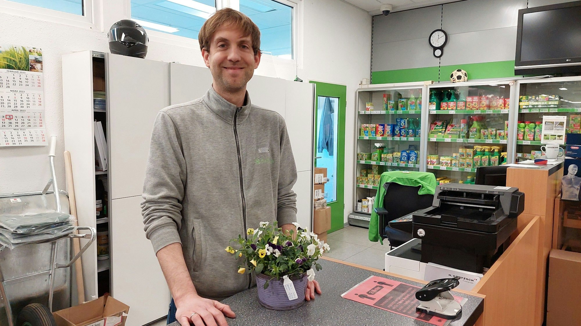 Patrick Lülsdorf bedient im Raiffeisenmarkt
