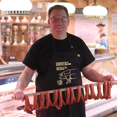Wurst Metzger Daniel Fedder aus Much vor seiner Ladentheke.