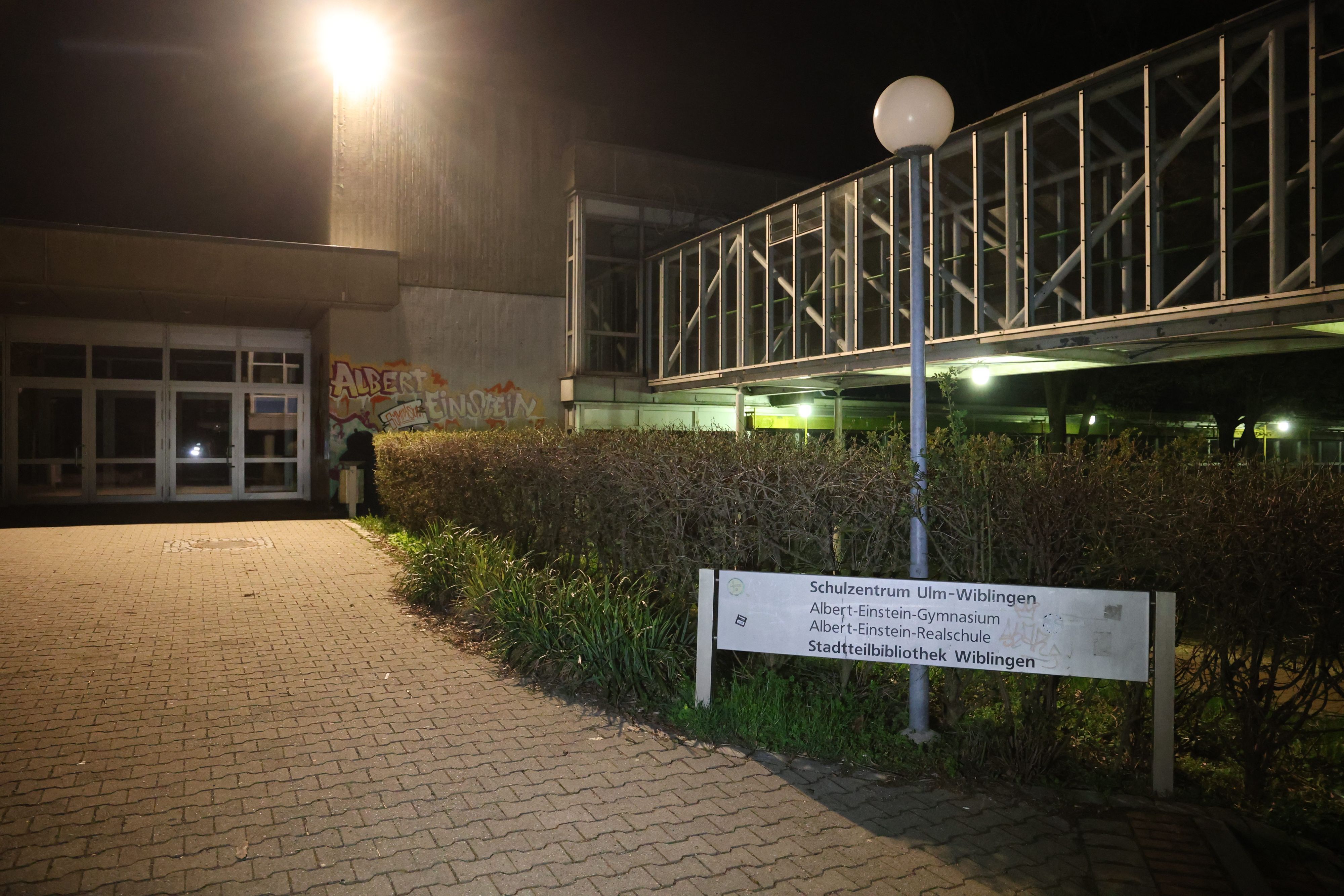 Das Schulzentrum in Ulm-Wiblingen, hier soll ein 40-Jähriger seine Tochter mit einem Messer getötet haben. (Symbolbild)