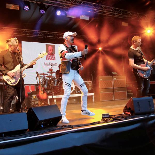 Queen May Rock Band auf der Bühne im Stadtpark.