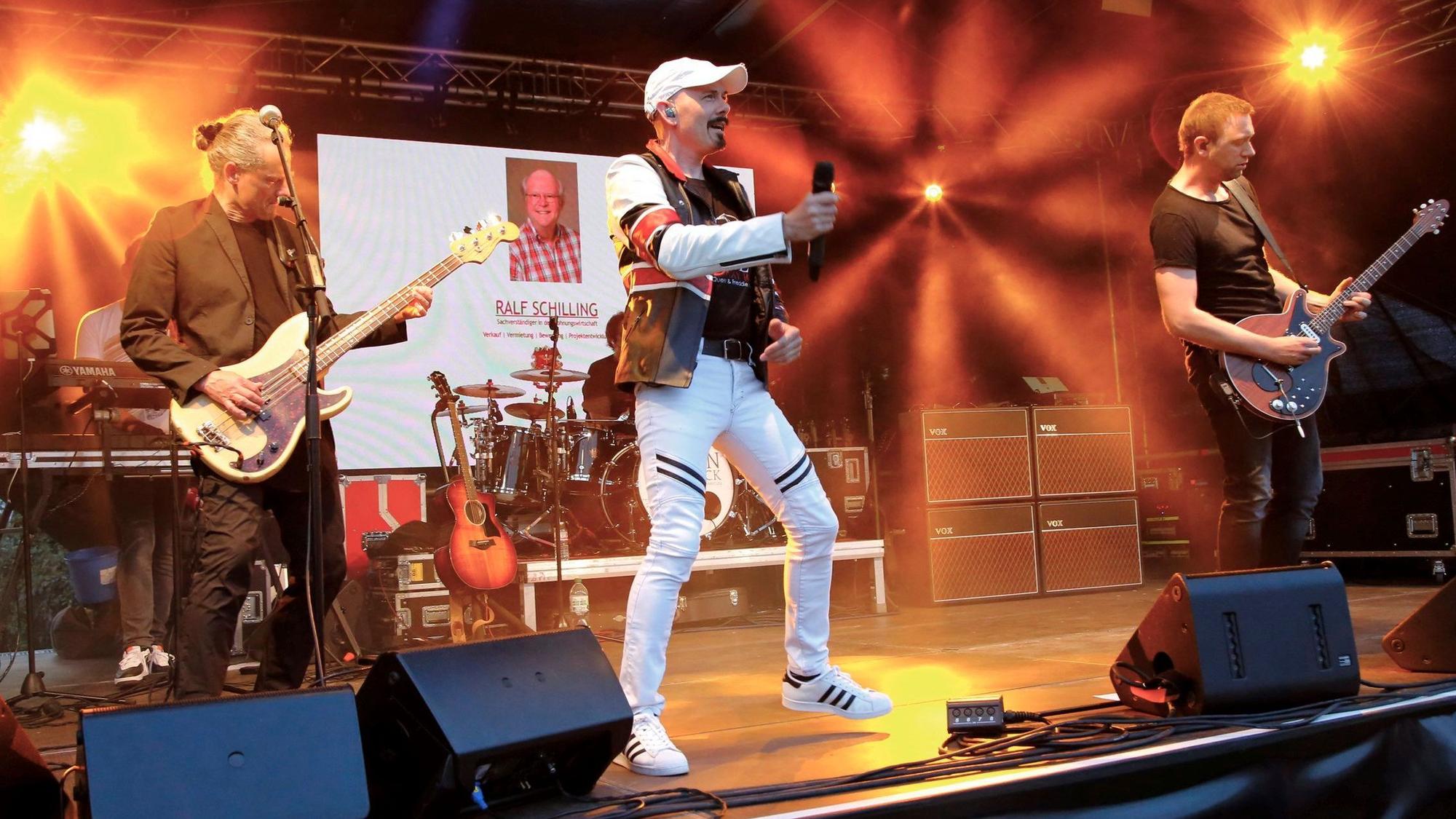 Queen May Rock Band auf der Bühne im Stadtpark.