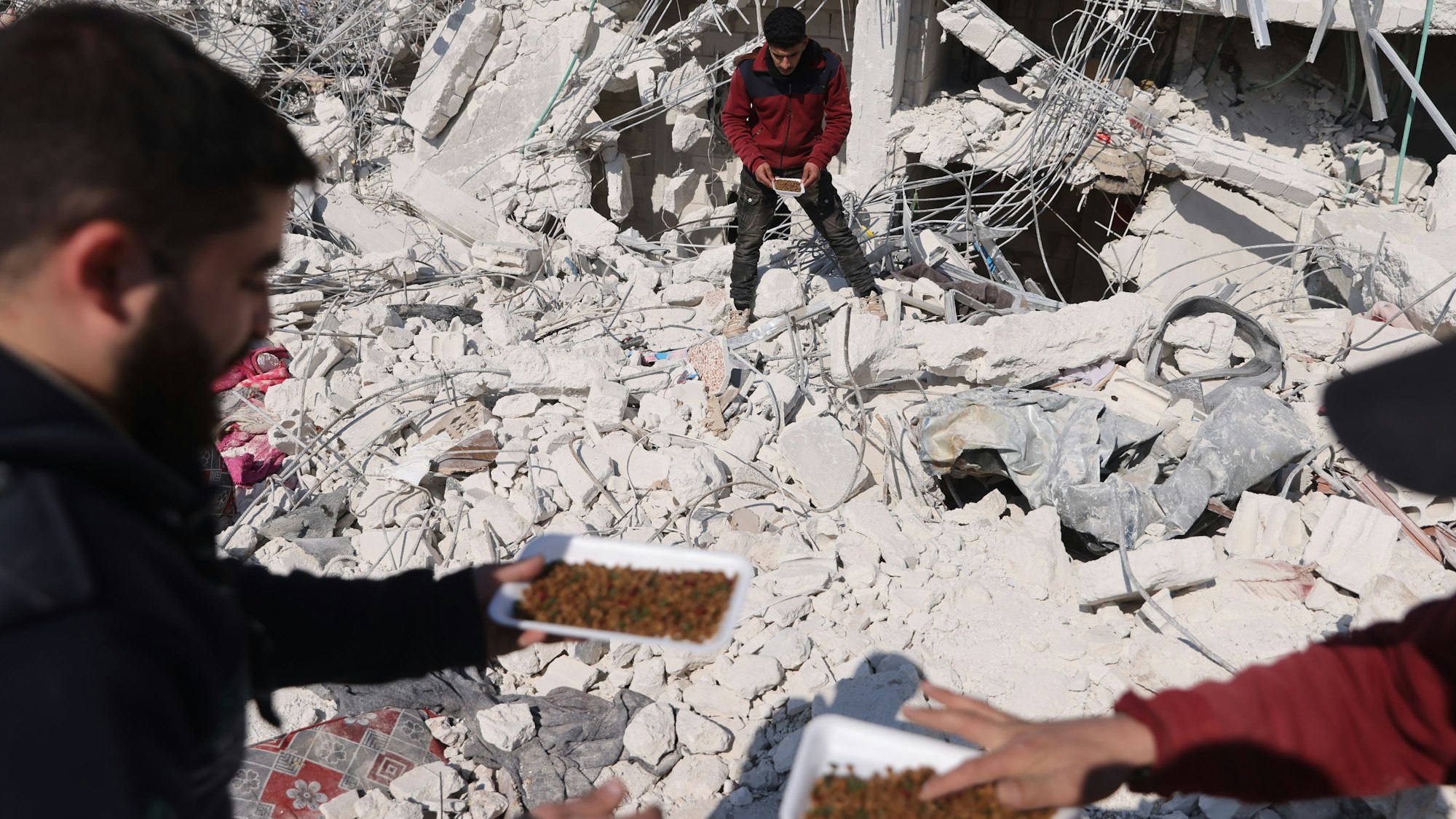 Mitarbeiter von Ernestos Cat Sanctutary suchen nach streunenden Katzen. Durch die verheerenden Beben am 6. Februar in der Türkei und Nordsyrien wurden auch etliche Tiere verschüttet, verletzt und traumatisiert. In der Erdbebenregion haben sich seither provisorische Auffang- und Versorgungsstrukturen für die Tiere gebildet. (zu dpa-Korr «Tiere und die Erdbeben - traumatisiert, verschollen, verletzt») +++ dpa-Bildfunk +++