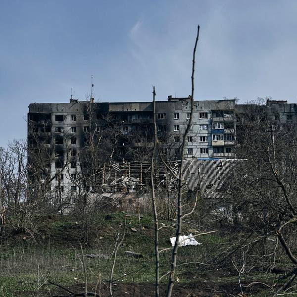 09.04.2023, Ukraine, Bachmut: Ein zerstörtes Gebäude in Bachmut. Die ukrainischen Streitkräfte haben nach Angaben des Generalstabs in Kiew seit Ostersonntag rund 60 russische Angriffe abgewehrt und auch sechs Drohnen abgeschossen.