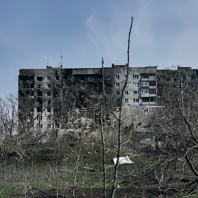 09.04.2023, Ukraine, Bachmut: Ein zerstörtes Gebäude in Bachmut. Die ukrainischen Streitkräfte haben nach Angaben des Generalstabs in Kiew seit Ostersonntag rund 60 russische Angriffe abgewehrt und auch sechs Drohnen abgeschossen.