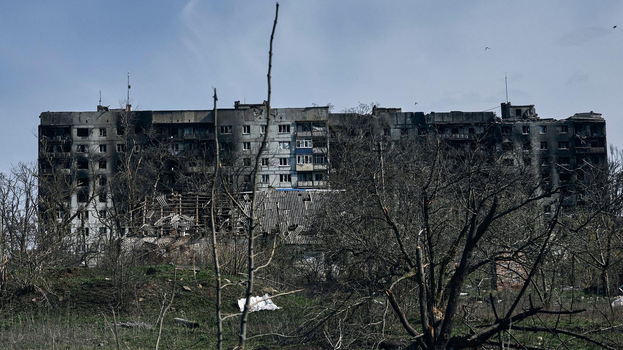 09.04.2023, Ukraine, Bachmut: Ein zerstörtes Gebäude in Bachmut. Die ukrainischen Streitkräfte haben nach Angaben des Generalstabs in Kiew seit Ostersonntag rund 60 russische Angriffe abgewehrt und auch sechs Drohnen abgeschossen.