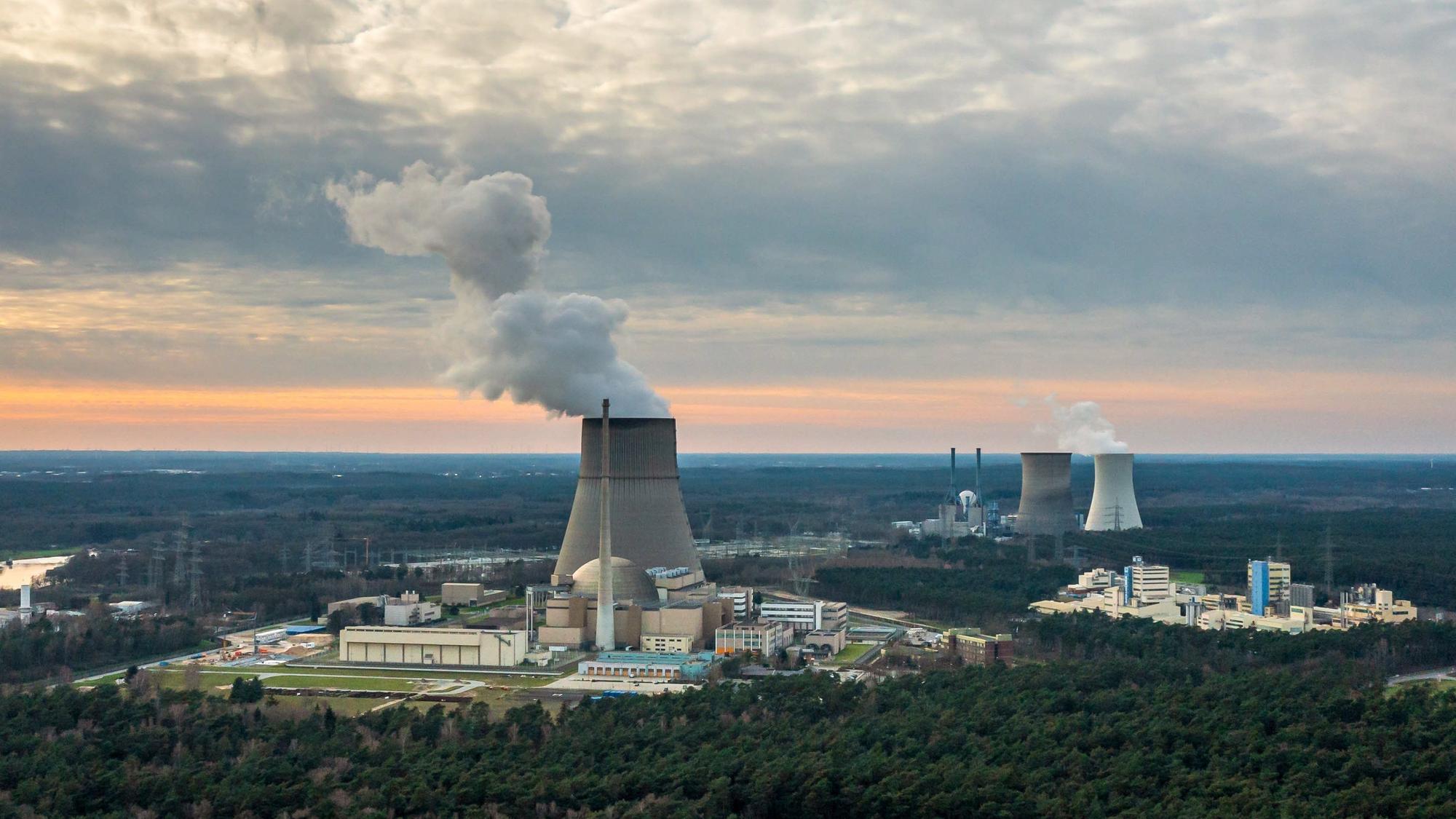 04.04.2023, Niedersachsen, Lingen: Das Kernkraftwerk Emsland (Luftaufnahme mit einer Drohne).