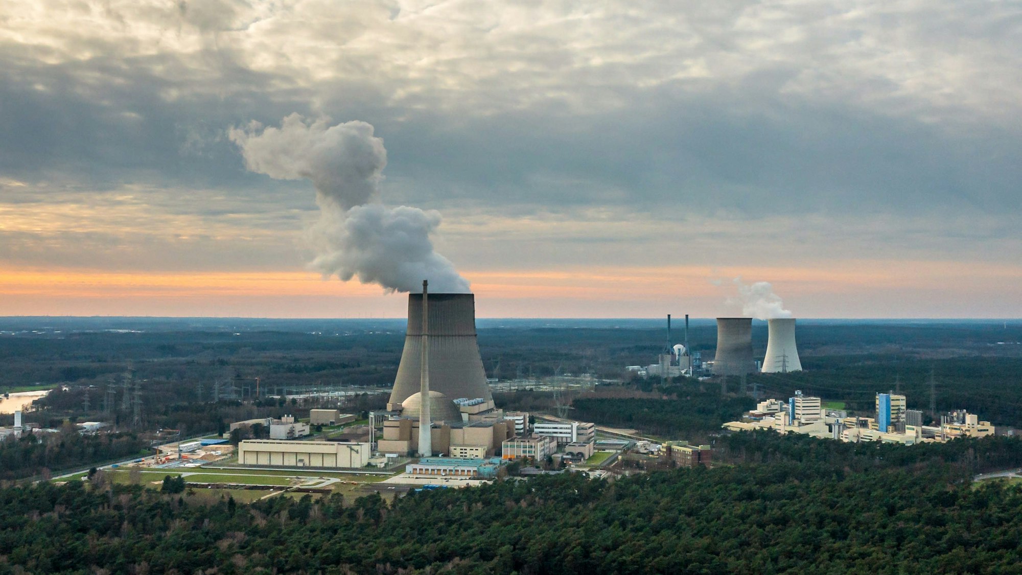 04.04.2023, Niedersachsen, Lingen: Das Kernkraftwerk Emsland (Luftaufnahme mit einer Drohne).