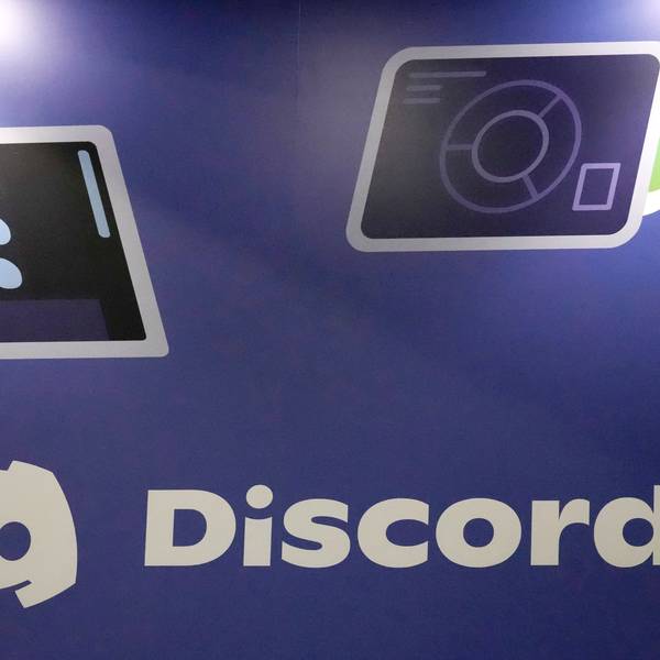 Ein Discord-Aufsteller am Stand des Unternehmens bei der Game Developers Conference 2023 in San Francisco.